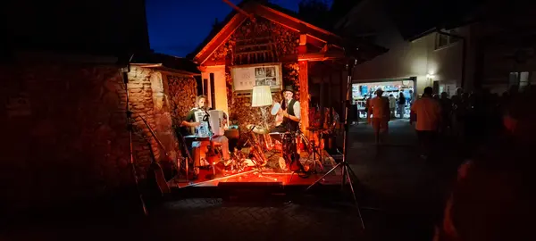 Bei toller Musik von „Southern Breeze“ wurde am Samstagabend des Hoffestes unter freiem Himmel gefeiert.  Fotos: Elisabeth Caruana-Feser